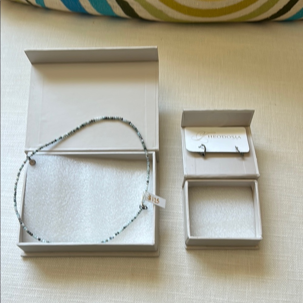 Sleek Silver Necklace with Modern Design